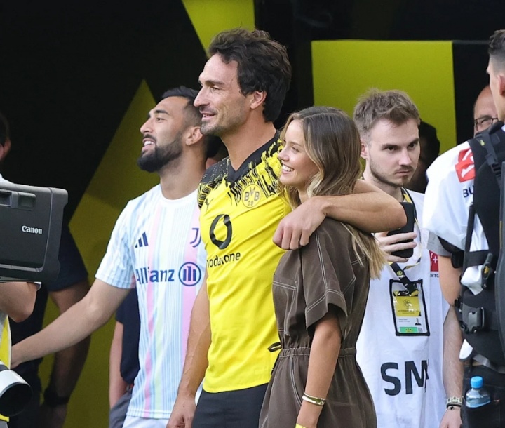 新欢胜旧爱🫣胡梅尔斯告别赛不通知前妻&amp;7岁儿子，带小10岁女友