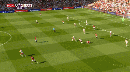 马丁内利中距离转移大得离谱，厄德高无奈追出边线