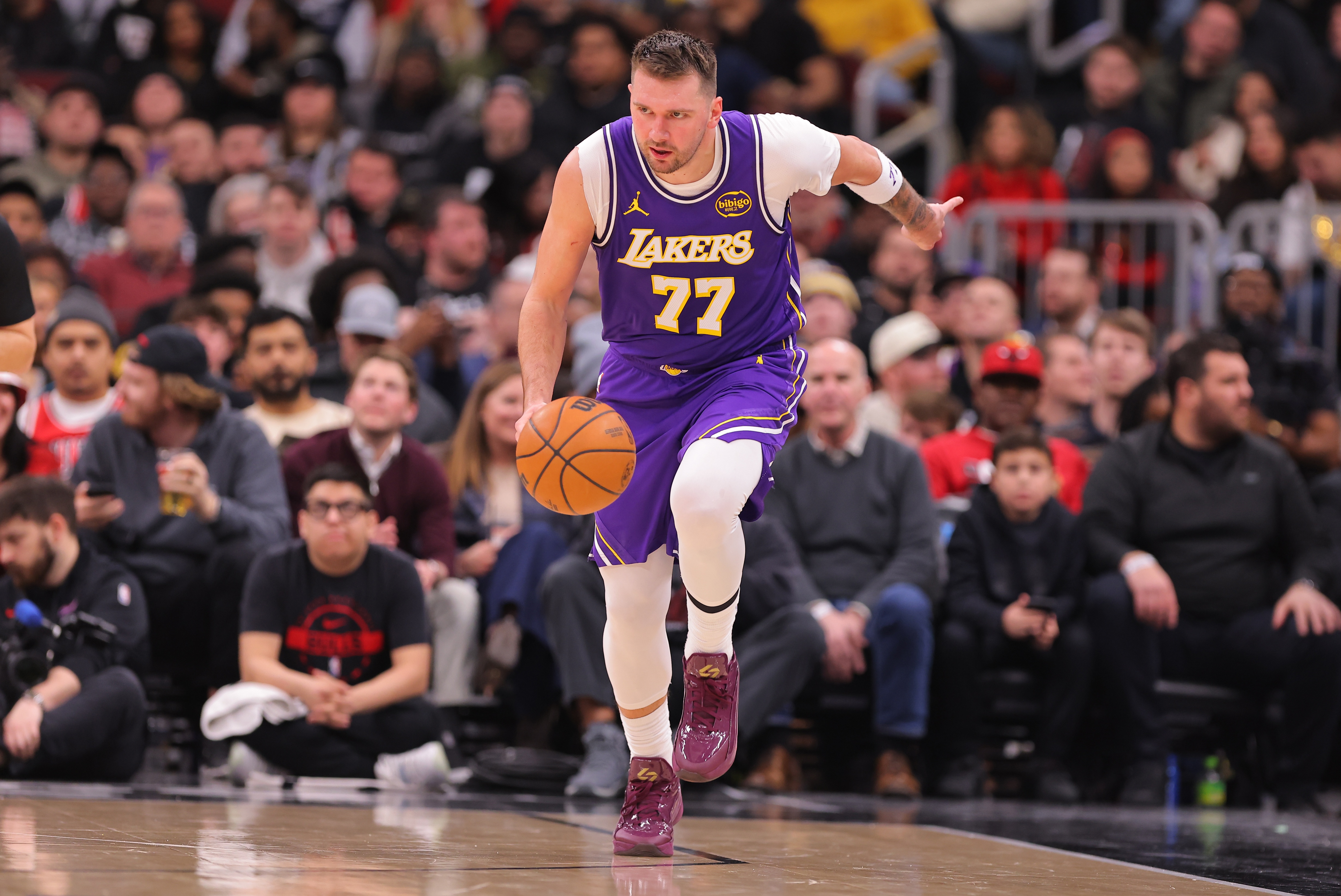 pg官网-别有大碍！东契奇次节左腿筋不适回更衣室 半场10中3&amp;5失误