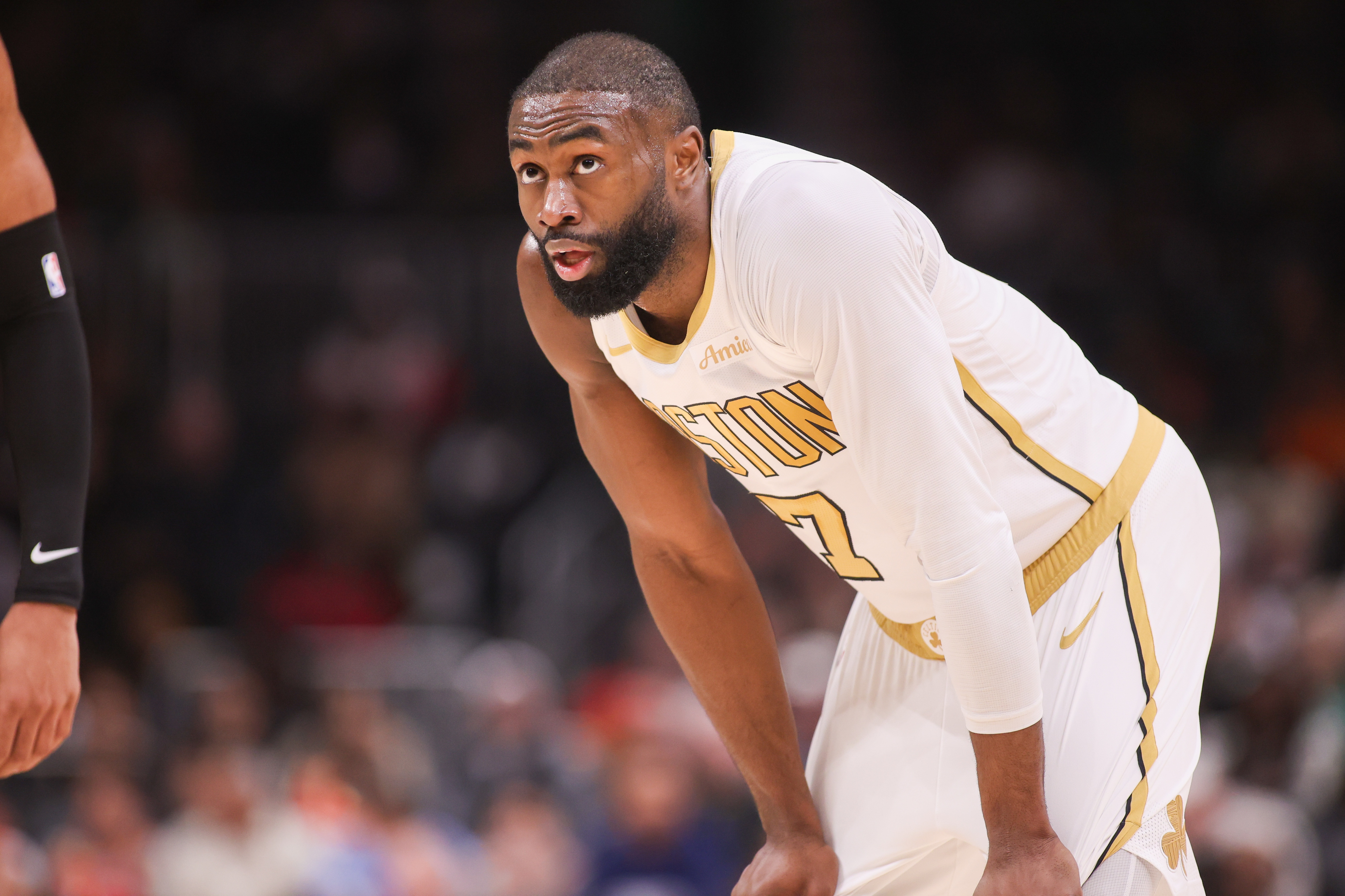 pg官方-要做更多了！杰伦·布朗半场13中5拿下13分4板3助 球队落后21分