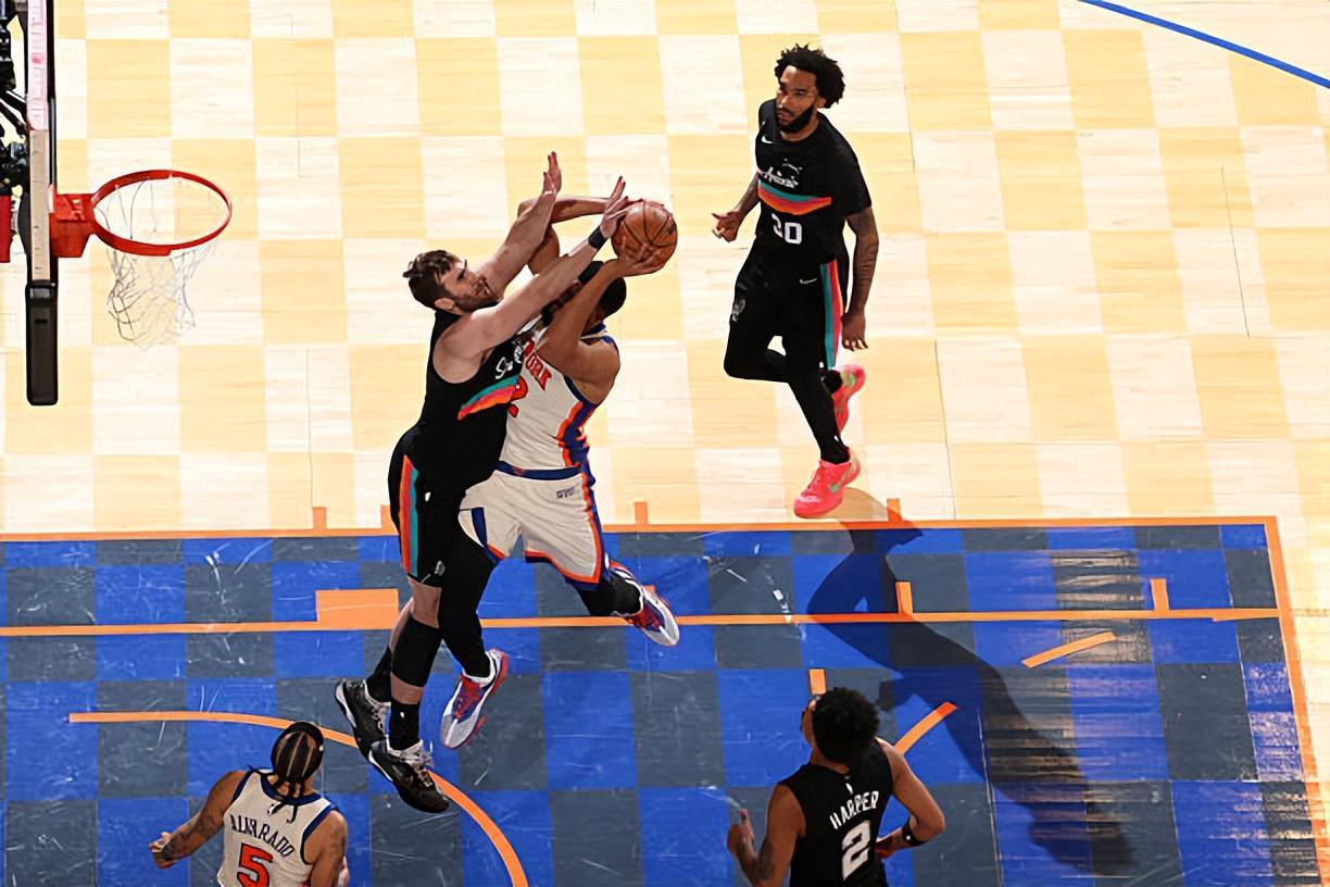 pg官方-表现正在逐渐下滑，马刺替补中锋的这份长约可能会成为垃圾合同？